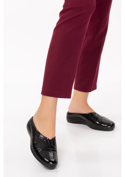 Kadın Hakiki Deri Siyah Yılan Desen Burnu Kapalı Comfort Terlik