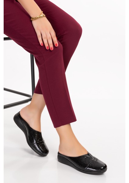 Kadın Hakiki Deri Siyah Yılan Desen Burnu Kapalı Comfort Terlik modelleri