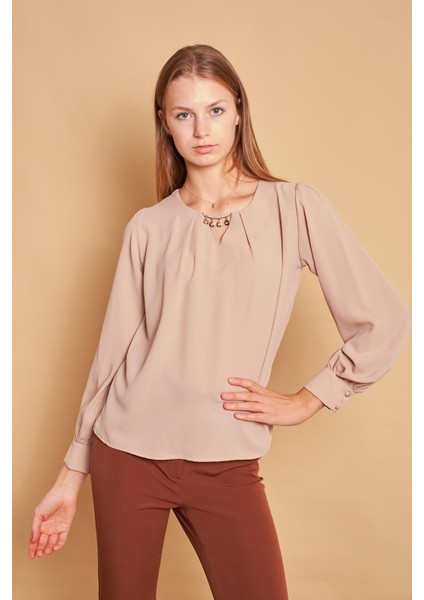 Geniş Sıfır Yaka Pileli Aksesuarlı Uzun Kol Likrasız Şık Gömlek Kumaş Rahat Kesim Bluz-Kum Beji