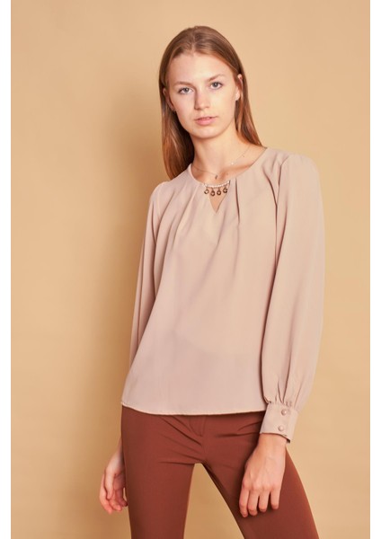 Geniş Sıfır Yaka Pileli Aksesuarlı Uzun Kol Likrasız Şık Gömlek Kumaş Rahat Kesim Bluz-Kum Beji fiyatları