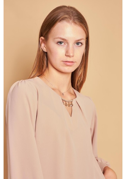 Geniş Sıfır Yaka Pileli Aksesuarlı Uzun Kol Likrasız Şık Gömlek Kumaş Rahat Kesim Bluz-Kum Beji fırsatları