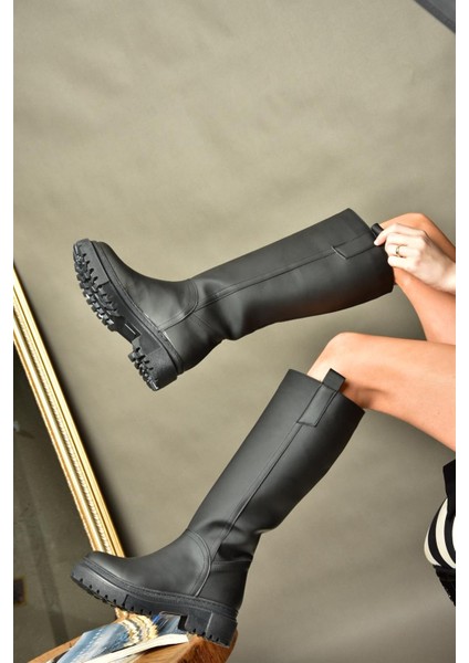 R973201109 Siyah Kalın Tabanlı Şık ve Rahat Tasarımlı Kadın Çizme Modeli