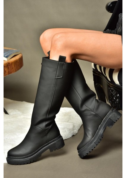 R973201109 Siyah Kalın Tabanlı Şık ve Rahat Tasarımlı Kadın Çizme Modeli fırsatları