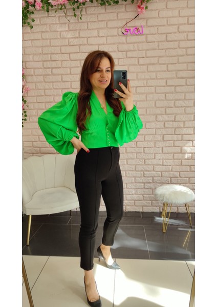 Derin Boutique Kadın V Yaka Dekolteli Balon Kol Vatka Görünümlü Puantiyeli Gipeli Crop Top Bluz