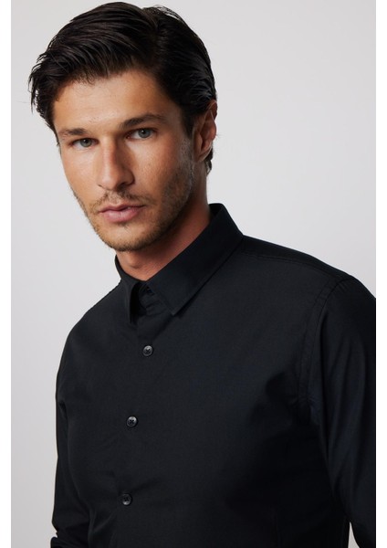 Slim Fit Arkadan Pensli Önden Kulplu Düz Trend Siyah Erkek Gömlek