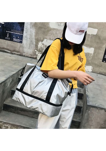 L Siyah Gümüş Moda Su Geçirmez Seyahat Duffle Çanta Kadınlar Için Büyük Kapasiteli Bayan Bagaj Saklama Çantası Işlevli Islak Kuru Spor Ayırma Çantası (Yurt Dışından) fırsatları
