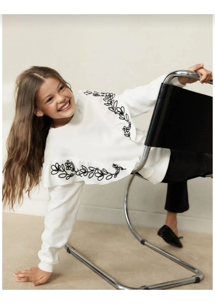 Kız Çocuk Omuz Fırfırlı Çiçek Nakışlı Örme Sweatshirt Bebe Yaka Ekru Renk