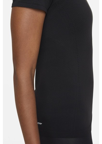 Dri-Fit Advantage Aura Short-Sleeve Slim Fit Kesim Siyah Kadın Spor Tişört fırsatları