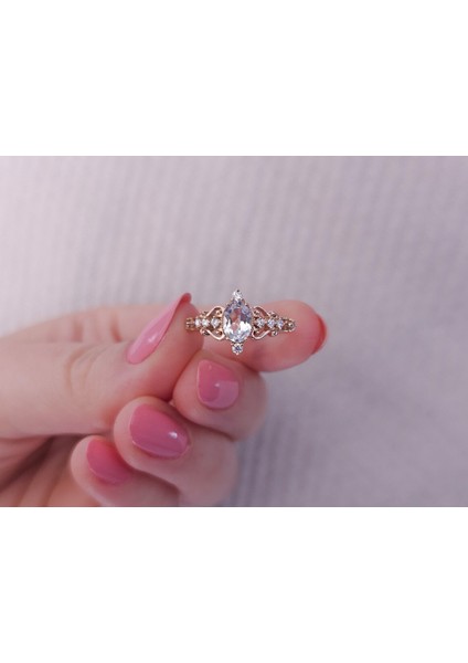 Pırlanta ve Beyaz Topaz Taşlı Regina Yüzük 0447R0060 fırsatları