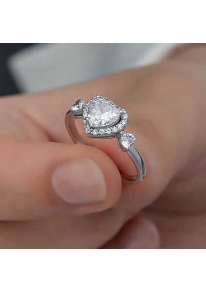 Gümüş Beyaz Taşlı Kalpli Kadın Yüzük