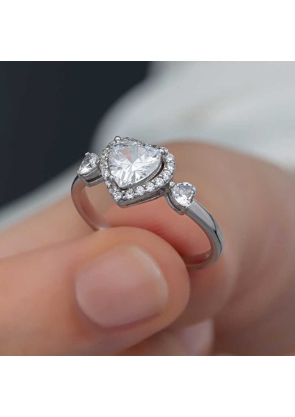 Gümüş Beyaz Taşlı Kalpli Kadın Yüzük modelleri