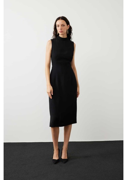 Arkası Fiyonk Detaylı Crep Kolsuz Elbise Siyah K2411032_001