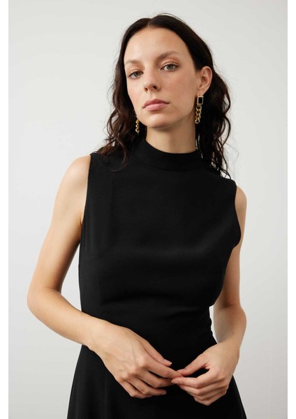 Arkası Fiyonk Detaylı Crep Kolsuz Elbise Siyah K2411032_001 modelleri