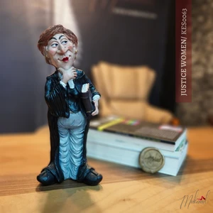 Avukat Figürü – Kitap Tutan Benzersiz Reçine Heykel – Hukuk Profesyonelleri İçin Mükemmel Hediye
