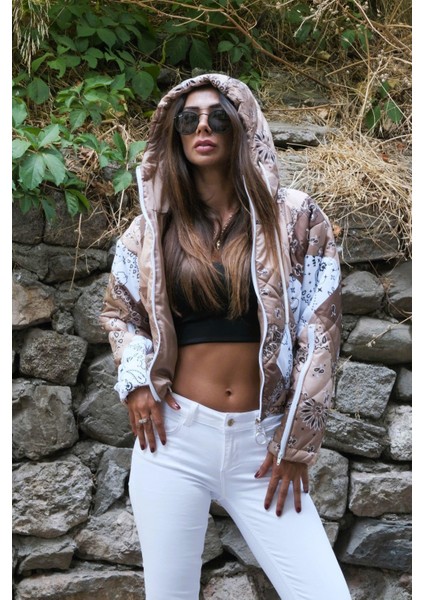 Kadın Bej Desenli Kapüşonlu Kolları Fermuarlı Kısa Şişme Mont fiyatları