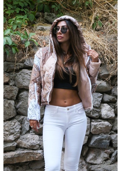 Kadın Bej Desenli Kapüşonlu Kolları Fermuarlı Kısa Şişme Mont modelleri