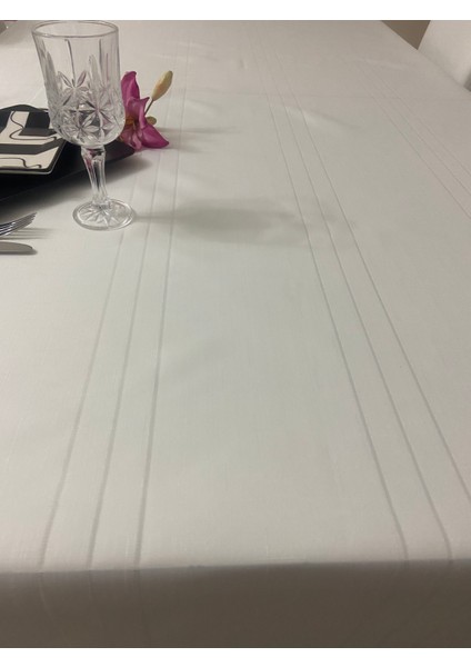 Dertsiz Masa Örtüsü Elegans modelleri