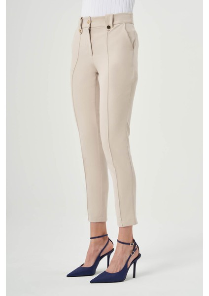 Süs Düğmeli Bej Pantolon modelleri