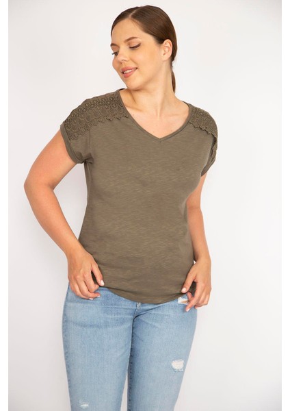 Kadın Haki Büyük Beden Pamuk Kumaş V Yakalı Kısa Kollu Omuz Dantel Detaylı Bluz