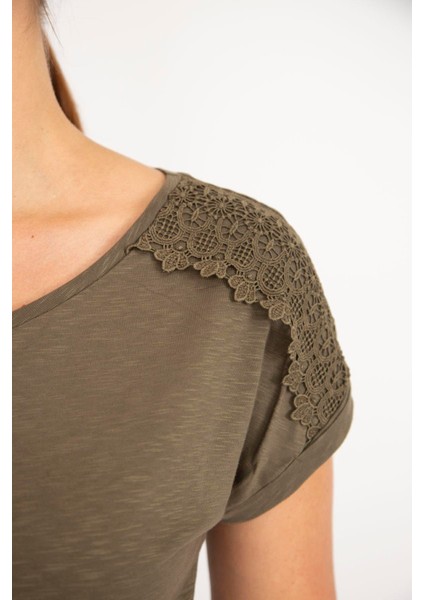 Kadın Haki Büyük Beden Pamuk Kumaş V Yakalı Kısa Kollu Omuz Dantel Detaylı Bluz fırsatları