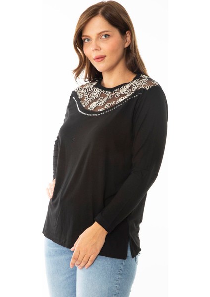 Kadın Büyük Beden Siyah Yakası Tül Nakış ve Taş Detaylı Uzun Kollu Bluz 65N36860 fiyatları