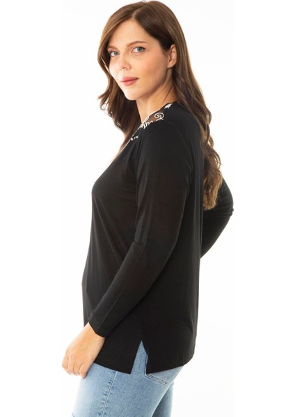 Kadın Büyük Beden Siyah Yakası Tül Nakış ve Taş Detaylı Uzun Kollu Bluz 65N36860 modelleri
