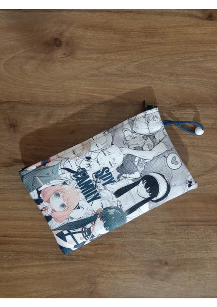 Anime - Spy x Family Kolaj Desenli Tasarım Kalemlik-Cüzdan - 13 x 20
