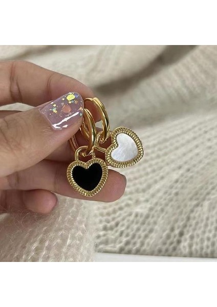 Bir Siyah ve Bir Beyaz Düzensiz Kalp Küpe (Yurt Dışından)