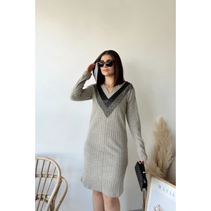 New Laviva Kadın Bej V Yaka Garnili Kendinden Desenli Elbise Uzun Kollu Midi Boy Diz Üstü Triko Elbise