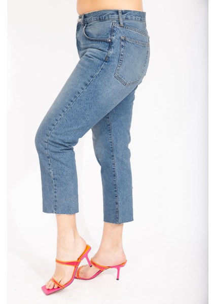 Kadın Mavi Büyük Beden Yıkama Efektli Paçası Pis Dikişli Bilek Boy 5 Cep Kot Pantolon