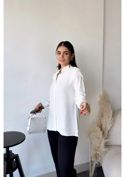 Kadın Beyaz Klasik Yaka Uzun Kol Regular Kesim Standart Boy Gömlek (Özel Kumaş) fiyatları