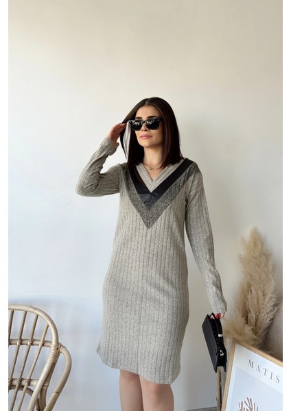 Kadın Bej V Yaka Garnili Kendinden Desenli Elbise Uzun Kollu Midi Boy Diz Üstü Triko Elbise