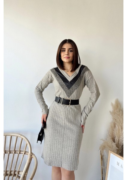 Kadın Bej V Yaka Garnili Kendinden Desenli Elbise Uzun Kollu Midi Boy Diz Üstü Triko Elbise fiyatları