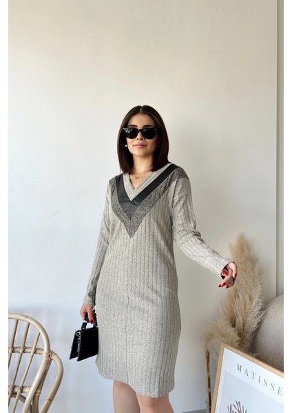 Kadın Bej V Yaka Garnili Kendinden Desenli Elbise Uzun Kollu Midi Boy Diz Üstü Triko Elbise modelleri