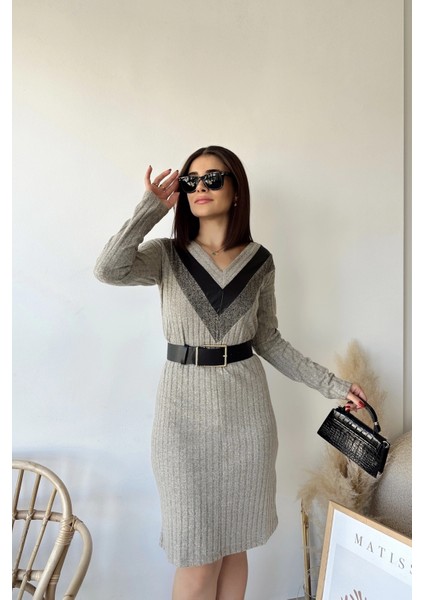 Kadın Bej V Yaka Garnili Kendinden Desenli Elbise Uzun Kollu Midi Boy Diz Üstü Triko Elbise fırsatları