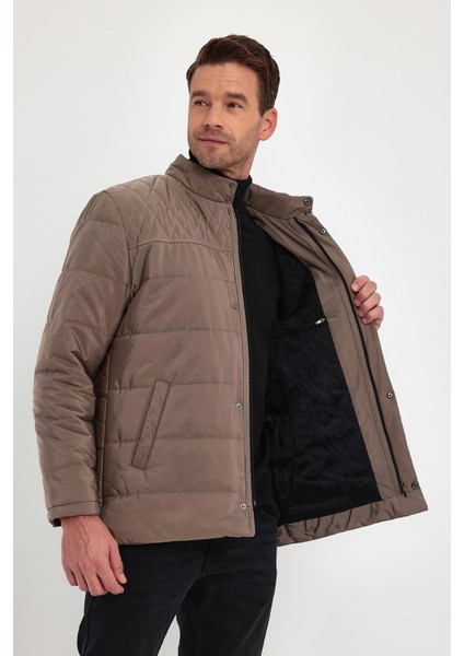 Erkek Krem Standart Fit Normal Kesim Içi Kürklü Dik Yaka Çıtçıt Detaylı Fermuarlı Kışlık Mont fiyatları