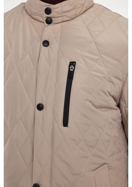 Erkek Krem Standart Fit Normal Kesim Içi Kürklü Dik Yaka Çıtçıtlı Dolgulu Desenli Overcoat modelleri
