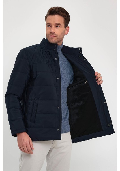 Erkek Lacivert Standart Fit Normal Kesim Içi Kürklü Dik Yaka Çıtçıt Detaylı Fermuarlı Kışlık Mont modelleri
