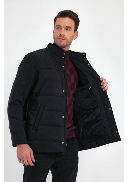 Erkek Siyah Standart Fit Normal Kesim Içi Kürklü Dik Yaka Çıtçıt Detaylı Fermuarlı Kışlık Mont fiyatları