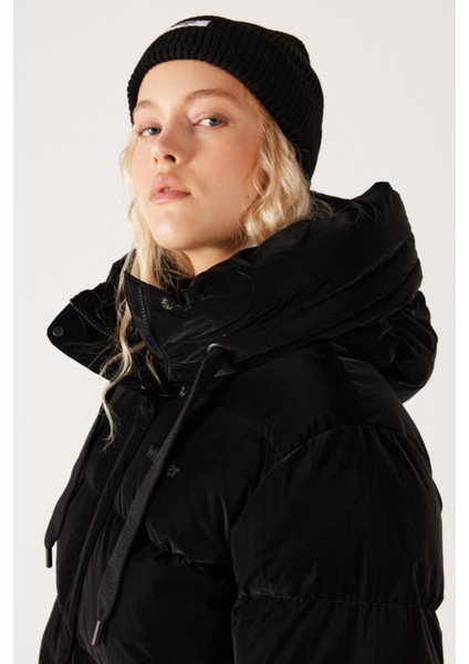 Loose Fit Rahat Kesim Dik Yaka Kapüşonlu Kırmızı Şişme Mont