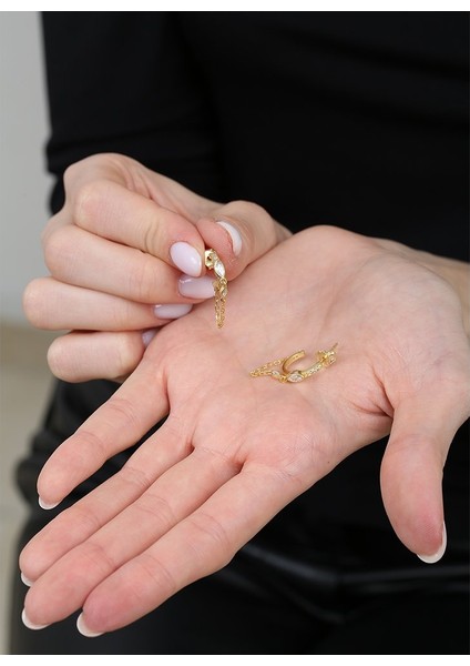 Oval Tek Taş Tasarım Sıralı Zirkon Taş Süslemeli Sallantılı Zincir Detaylı Gold Renk 925 Ayar Gümüş Kadın Küpe