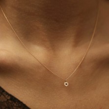 By Golden House Minimal Çiçek Kolye