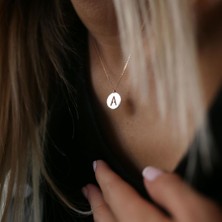 By Golden House Yuvarlak Plaka Harf Kolye