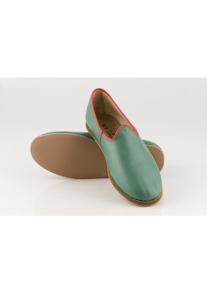 Deri Yeşil & Kırmızı Biyeli Kadın Klasik Yemeni fiyatları