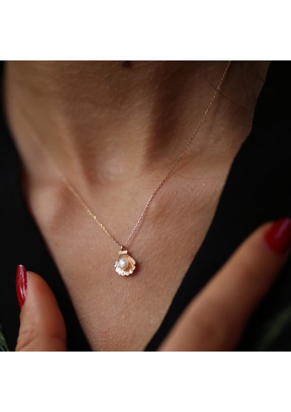 Istiridye ve Inci Kolye