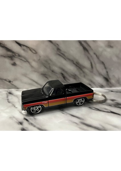 83 Chevy Silverado 1:64 - HKJ06 fırsatları