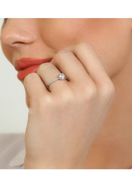 14 Ayar Altın Tektaş Yüzük Kenar Taşlı fırsatları