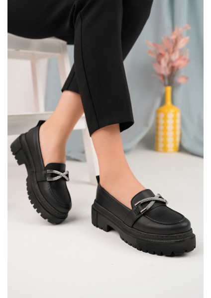 Önü Tokalı Siyah Cilt Kadın Ayakkabı