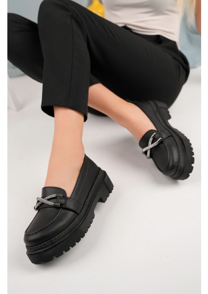 Önü Tokalı Siyah Cilt Kadın Ayakkabı modelleri
