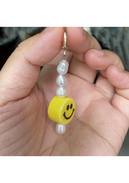 Inci Gülen Yüz Huggie Küpe Sevimli Y2K Asimetri Taze Inci Küçük Hoop Dangle Bırak Küpe Genç Kızlar Kadınlar Için (Yurt Dışından) fırsatları